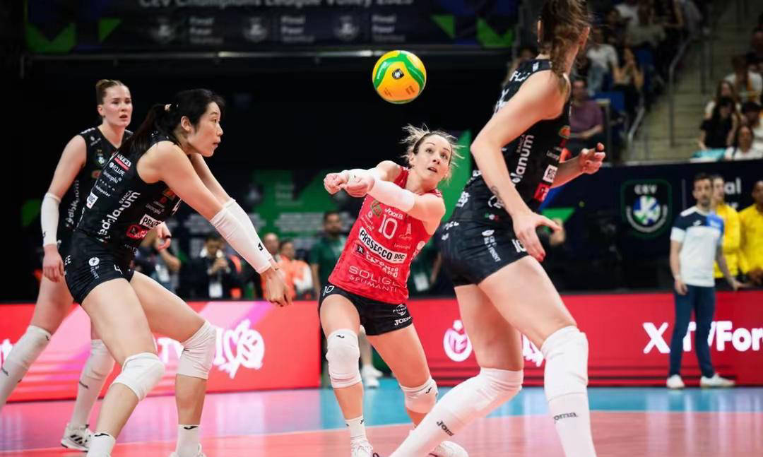 中国女排压哨绝杀哈登，全场沸腾！经典一战再现传奇